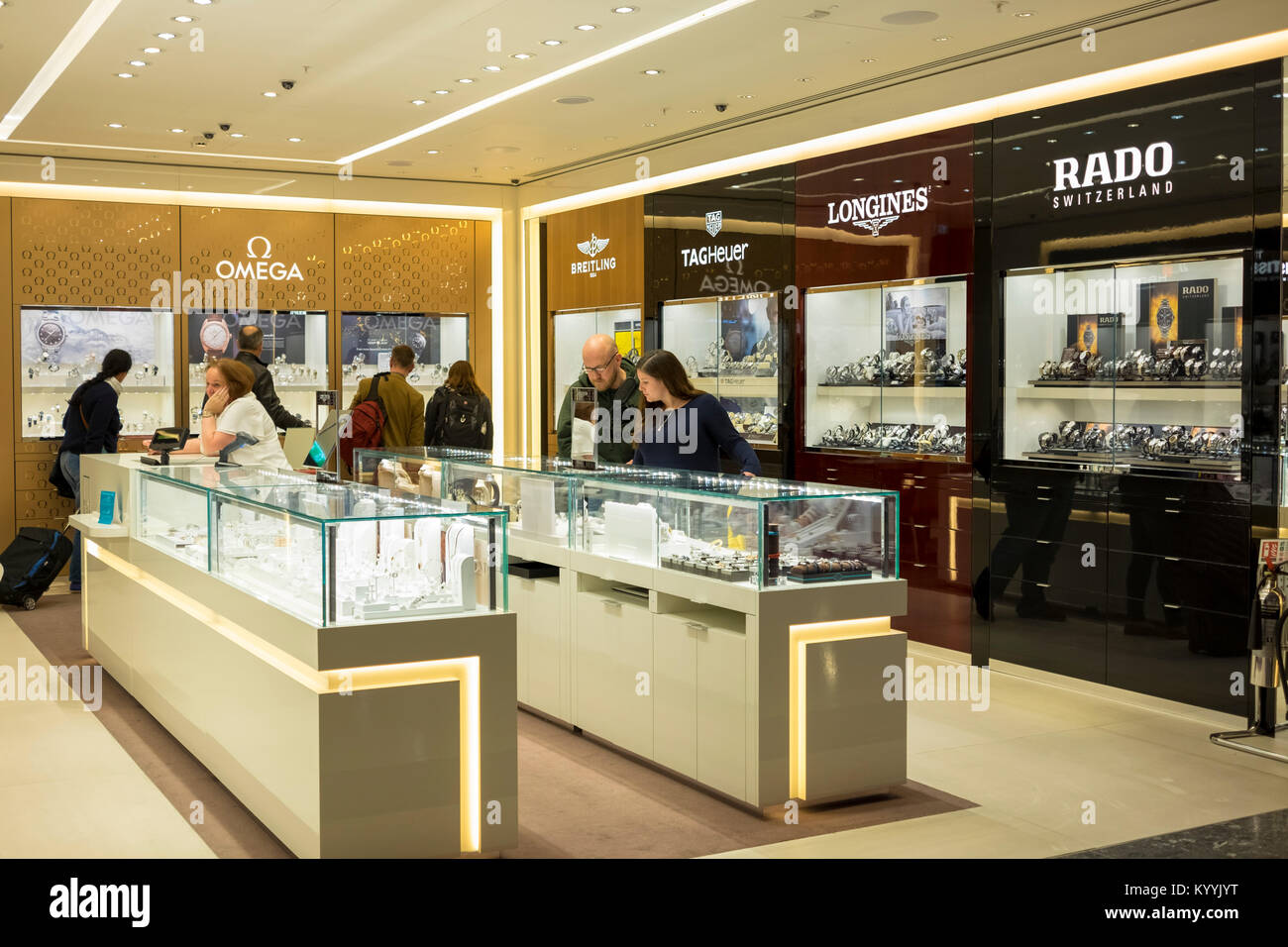 Luxus Marken zum Verkauf im Duty Free Shop am Flughafen Gatwick, GROSSBRITANNIEN Stockfoto