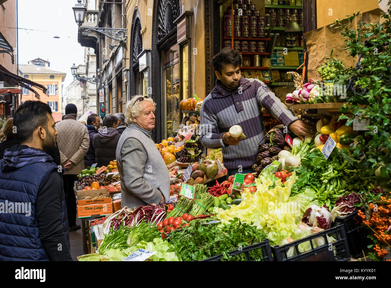 Markt in Bologna, Italien, Verkauf von Obst und Gemüse Abschaltdruck Stockfoto