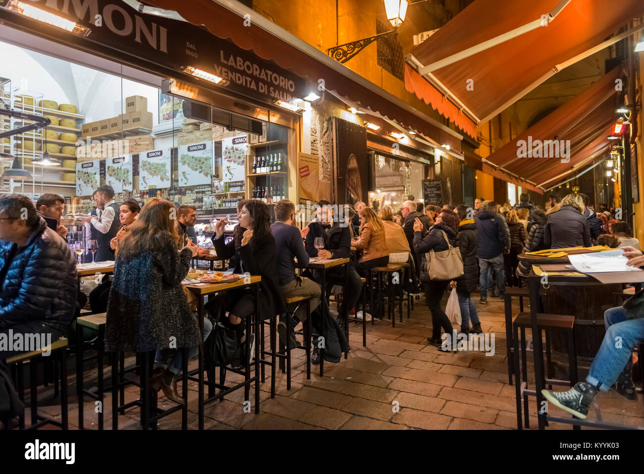 Bologna, Italien - die Leute draußen sitzen Essen in Restaurants, Cafés und Bars in der Via Pescherie Vecchie, eine Straße in der Stadt Bologna, Italien bei Nacht Stockfoto