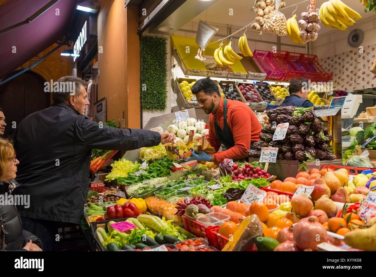 Gemüsemarkt Shop in der Via Pescherie Vecchie, Bologna, Italien Abschaltdruck Stockfoto
