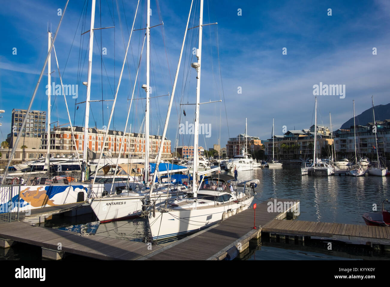 Yachten in der Marina an der V&A Waterfront, Kapstadt, Südafrika Stockfoto