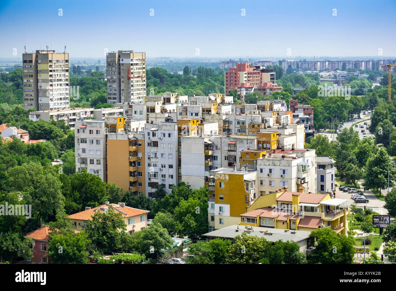 Plovdiv, Bulgarien - Blick auf die Wohnblöcke und Gebäude aus der kommunistischen Zeit mit hoher Dichte in der Stadt, Europa Stockfoto