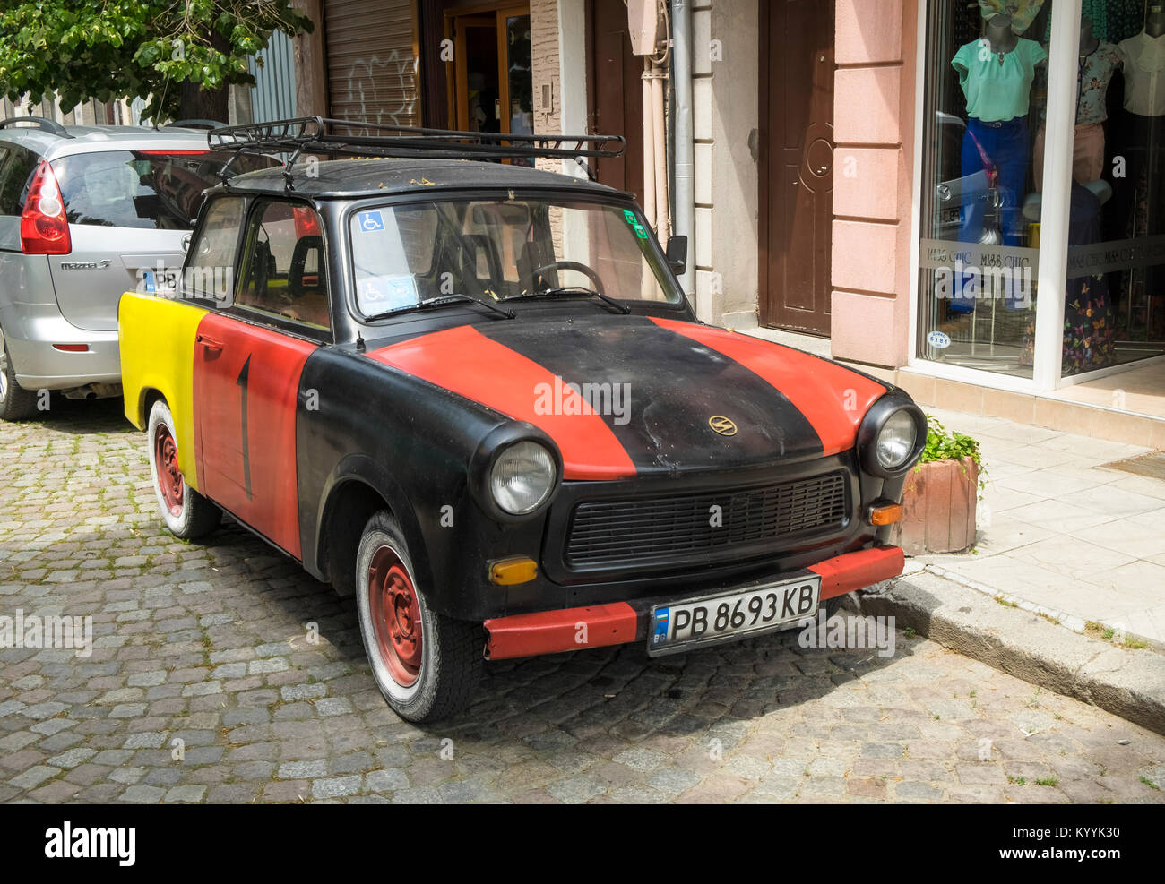 Ein Trabant in der Kapana Bezirk von Plovdiv, Bulgarien, Europa geparkt Stockfoto