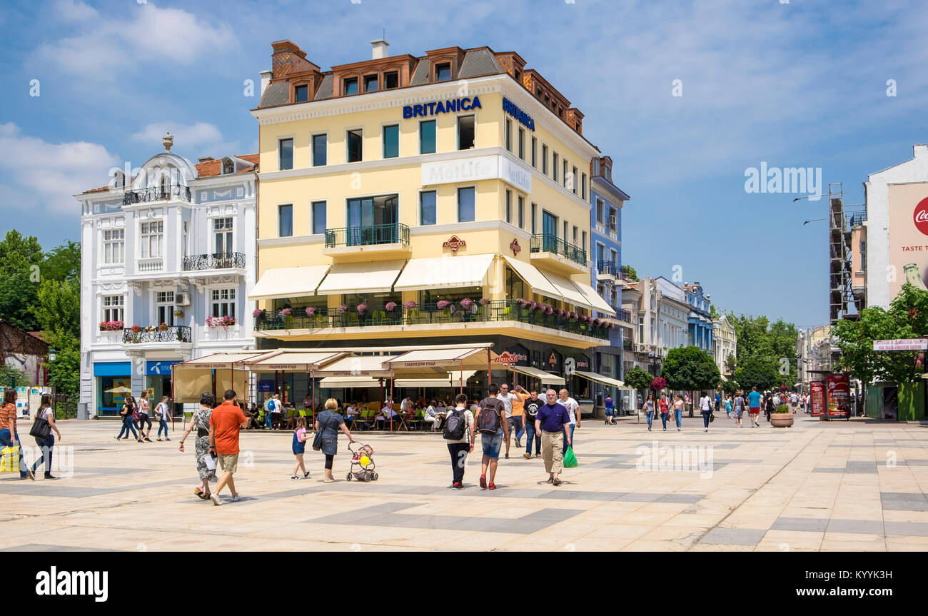Plovdiv, Bulgarien, Touristen in Stefan Stambolov Platz im Stadtzentrum von Plovdiv, in Mitteleuropa im Sommer Stockfoto