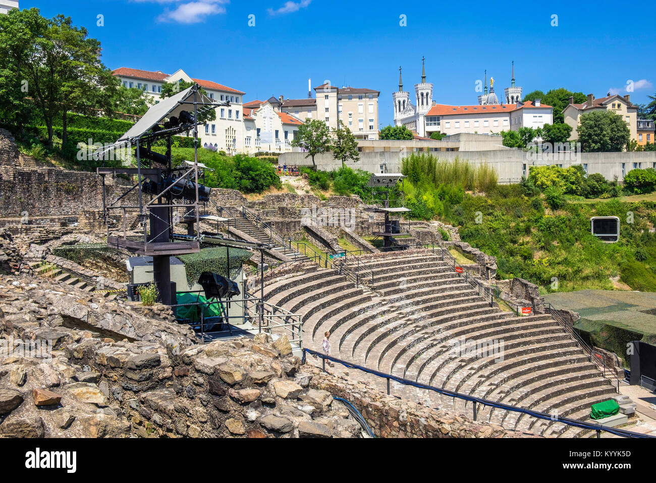 Lyon, Frankreich - Ruinen des römischen Theaters in Lyon, Frankreich mit der Basilika Notre-Dame de Fourviere im Hintergrund. Stockfoto