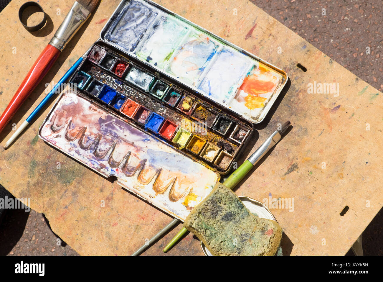 Alte watercolor Paint Box und Bürsten auf einer Staffelei verwendet Stockfoto