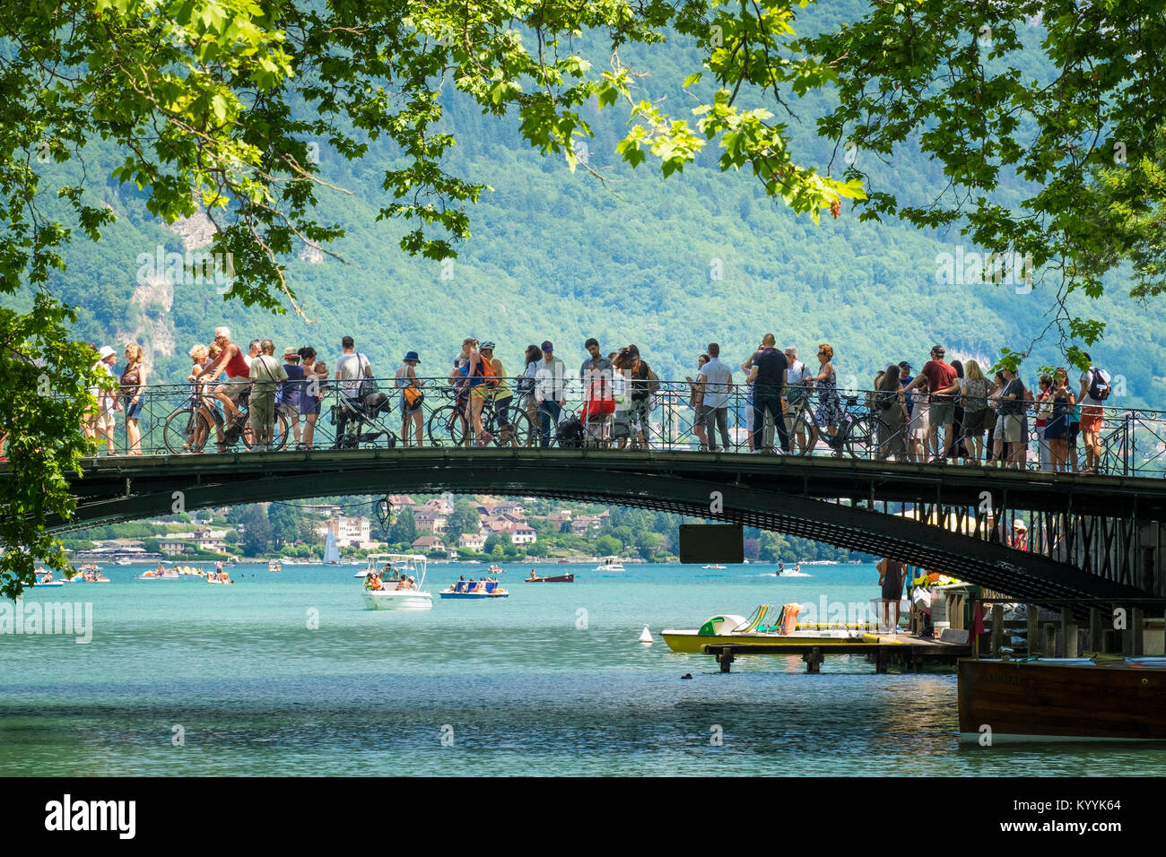 Lake Annecy - Touristen auf der Pont des Amours - Lovers Bridge im Sommer am Annecy Lake, Lac d'Annecy, Haute Savoie, Frankreich, Europa Stockfoto