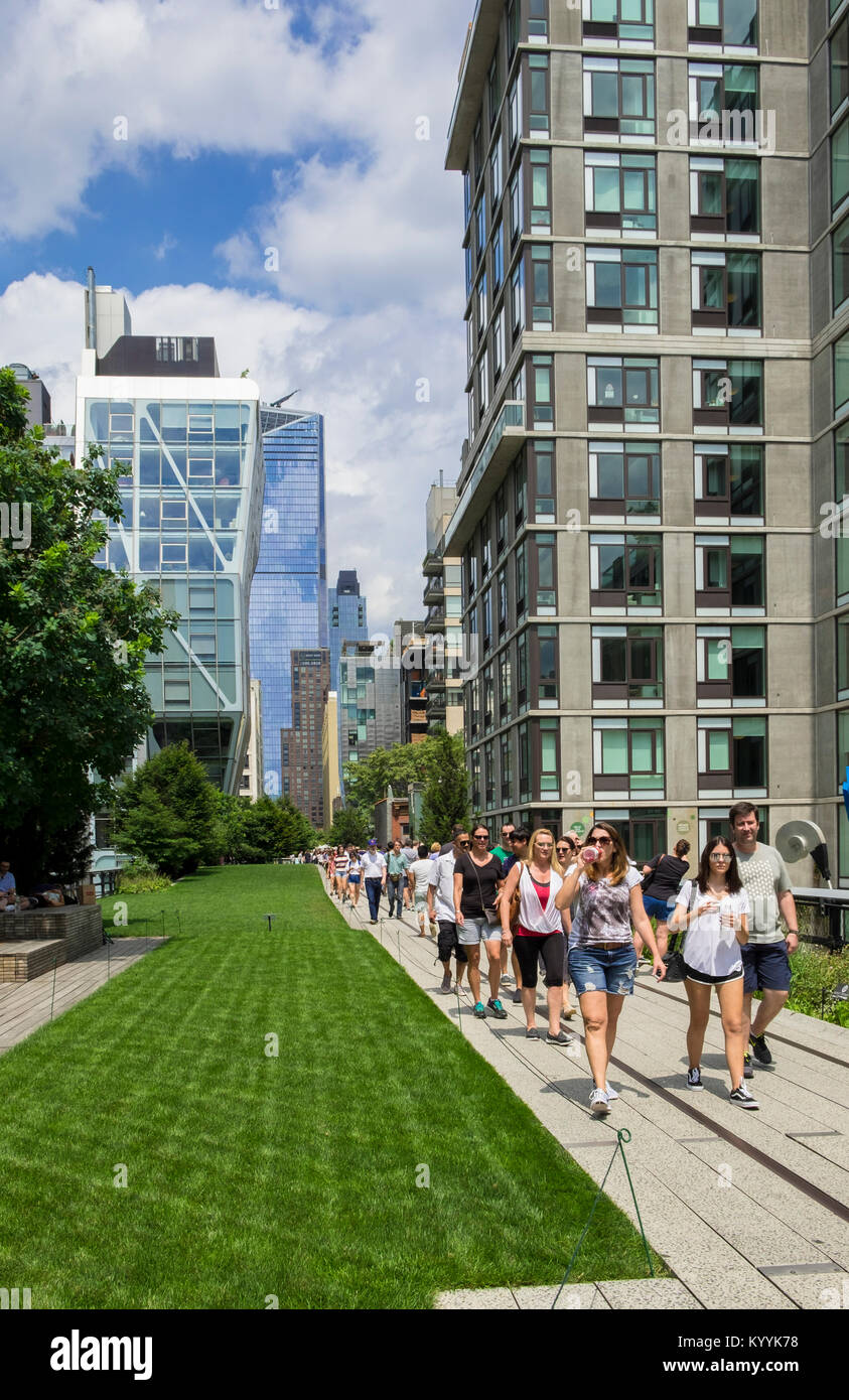 Menschen zu Fuß auf die High Line, New York park Laufsteg mit Touristen im Sommer, Manhattan, New York City, USA Stockfoto