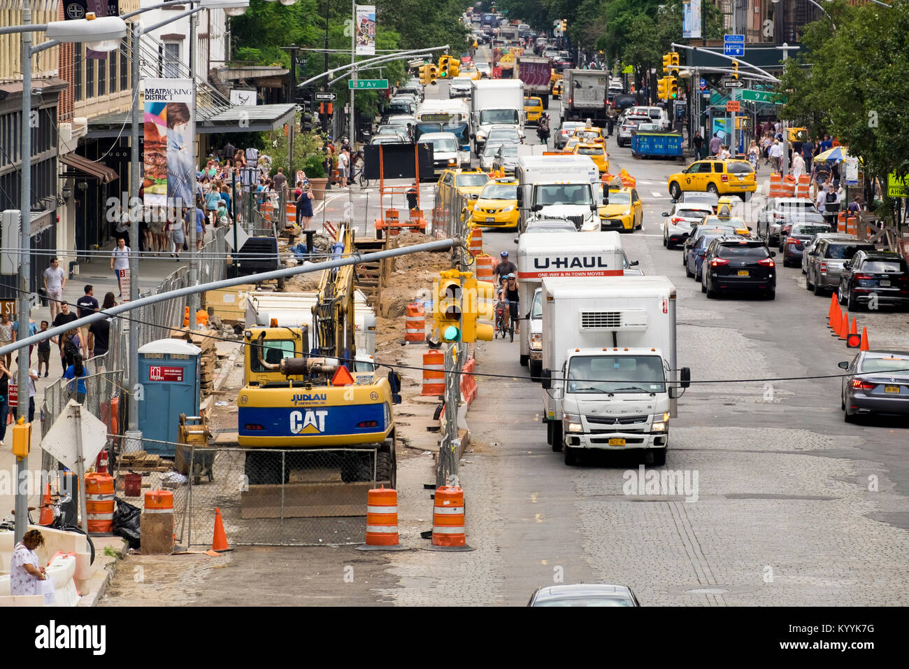 Verkehrsstaus und Straßenarbeiten im Meatpacking District von Manhattan, New York City, USA Stockfoto