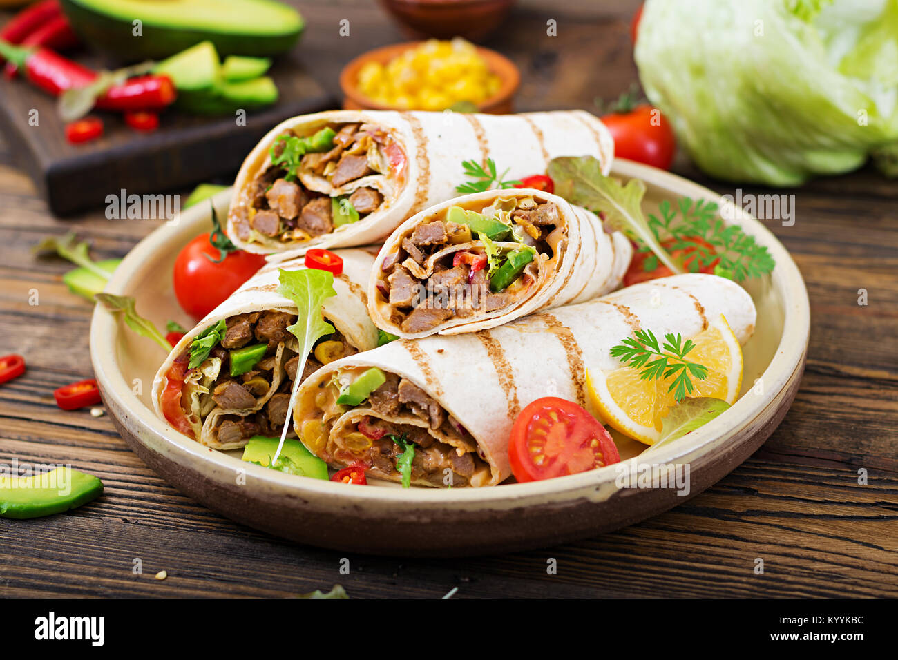 Burritos Wraps mit Rindfleisch und Gemüse auf einem Holz- Hintergrund. Beef burrito, mexikanisches Essen. Gesundes essen Hintergrund. Mexikanische Küche. Stockfoto