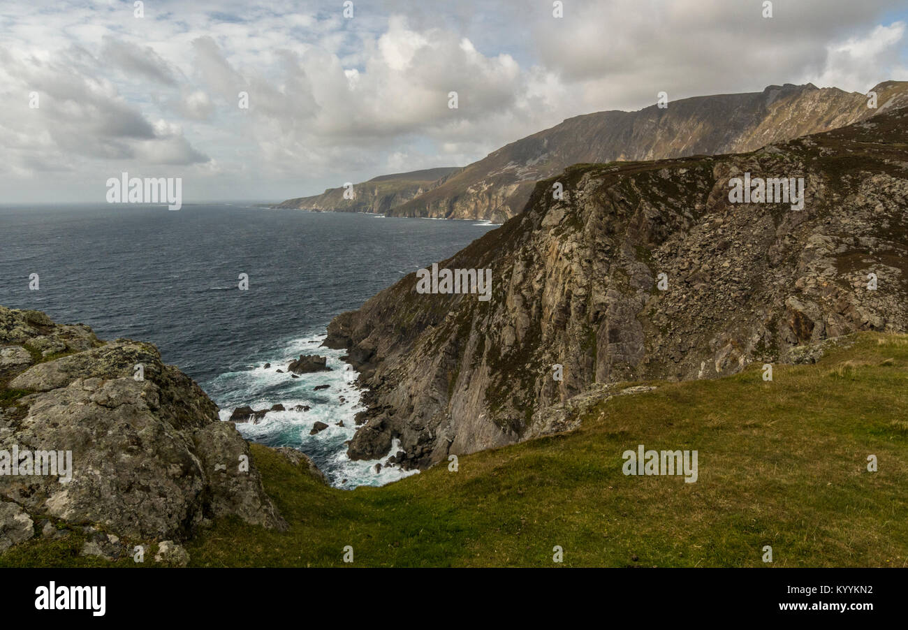 Slieve League im County Donegal, Irland. Bei 601 Meter es hat einige der höchsten Klippen, der auf der Insel Irland. Stockfoto