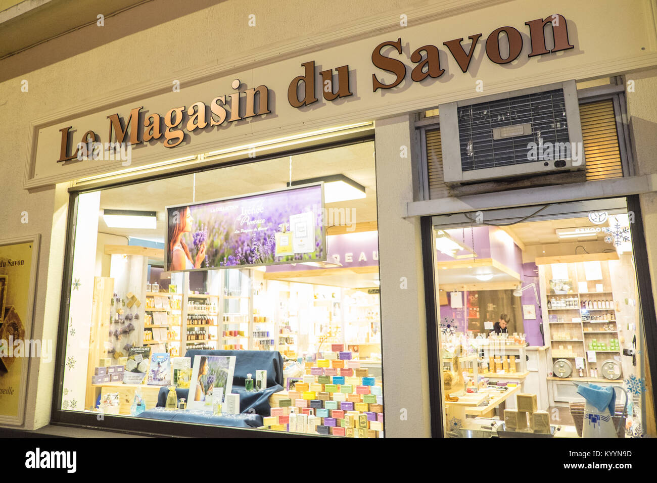 Le Magasin du Savon, der Shop von Seife, Seife shop, Fenster, Darstellung, mit, Vintage, Pram und, Lavendel, Carcassonne, Aude, Abteilung, Frankreich, Französisch, Europa, Europäische Stockfoto