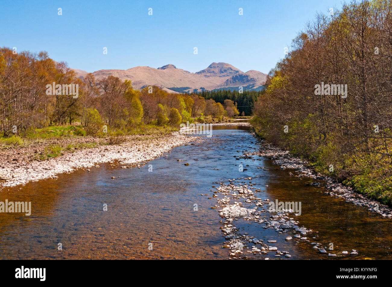 Berge und Bach entlang der West Highland Way in der Nähe von Tyndrum, Schottland. Stockfoto