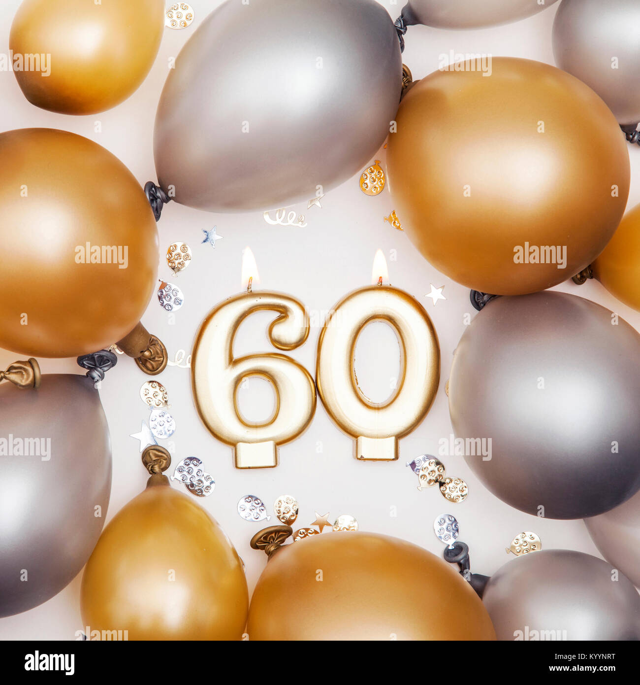 Geburtstag Feier Anzahl 60 Kerze mit Gold und Silber Ballons Stockfoto