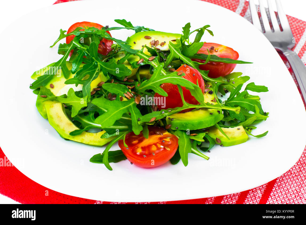 Licht diätetische Salat aus Rucola, Avocado, Tomate und Leinsamen. Studio Foto Stockfoto