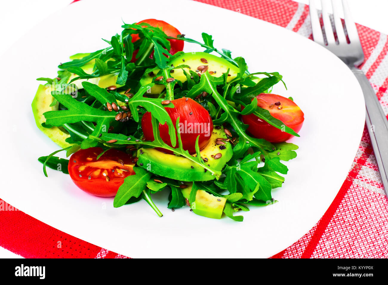 Licht diätetische Salat aus Rucola, Avocado, Tomate und Leinsamen. Studio Foto Stockfoto