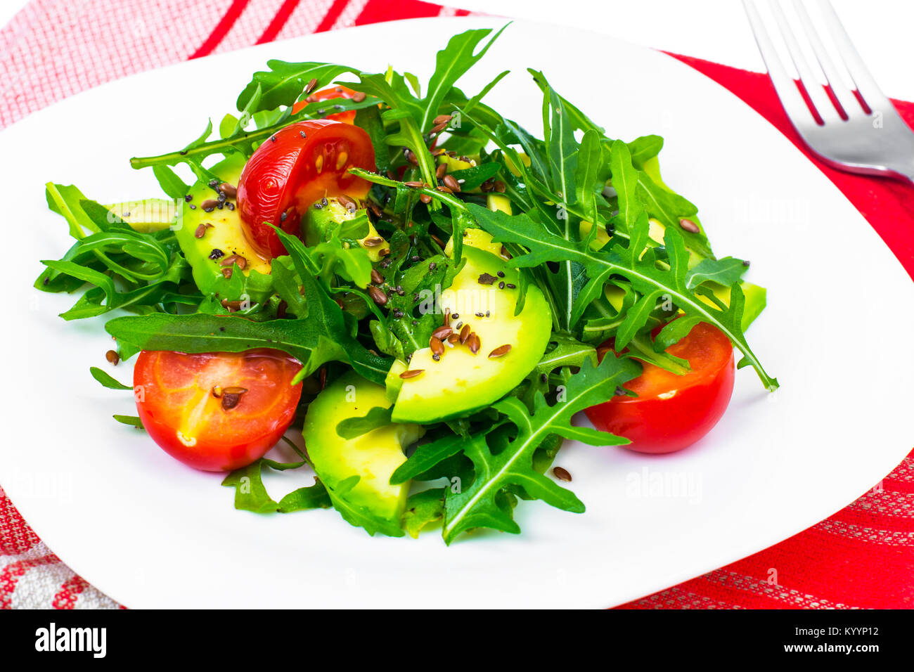 Licht diätetische Salat aus Rucola, Avocado, Tomate und Leinsamen. Studio Foto Stockfoto