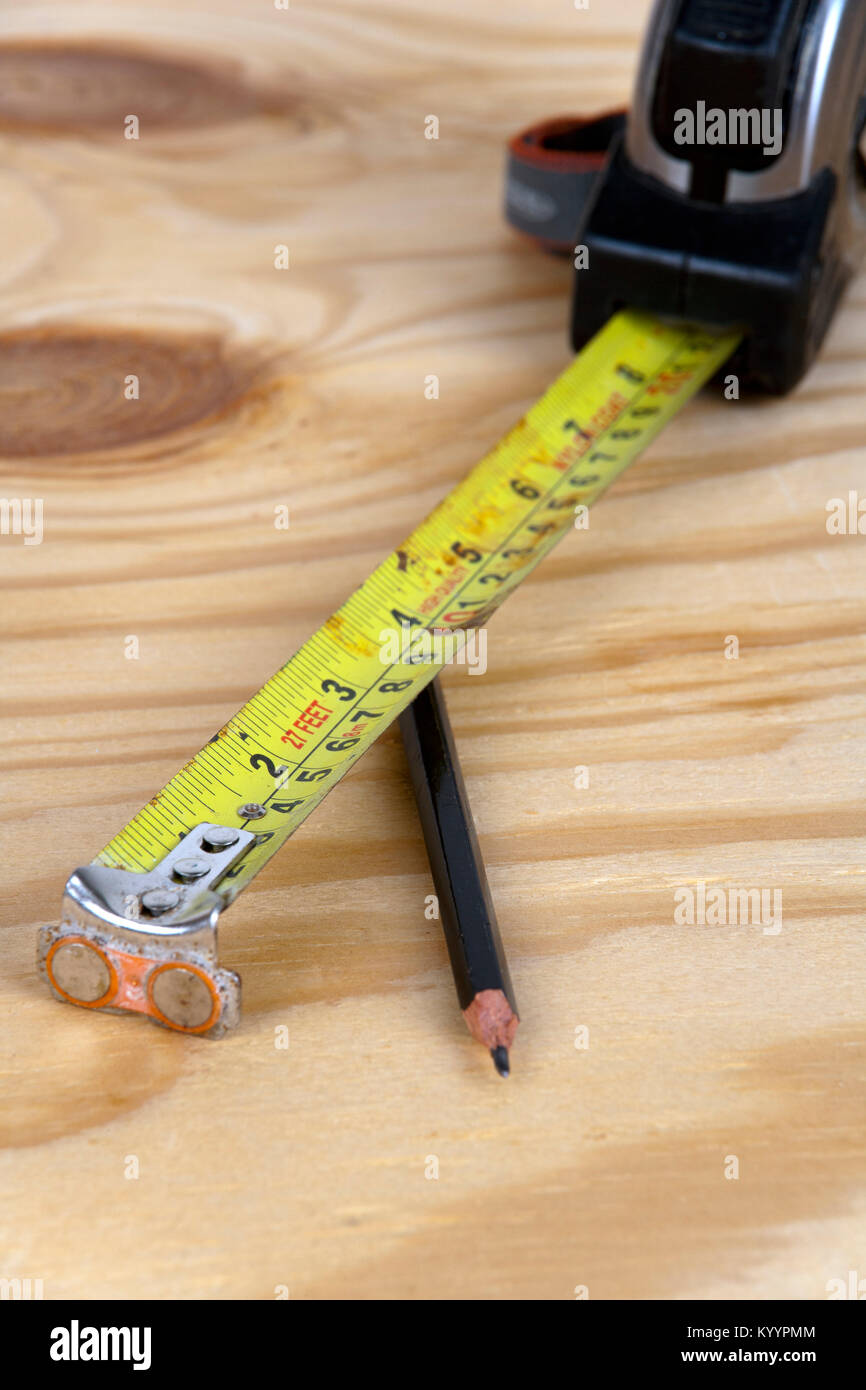 Ein alter Brunnen verwendet, Maßband und Bleistift auf einem mit Pinien board Stockfoto