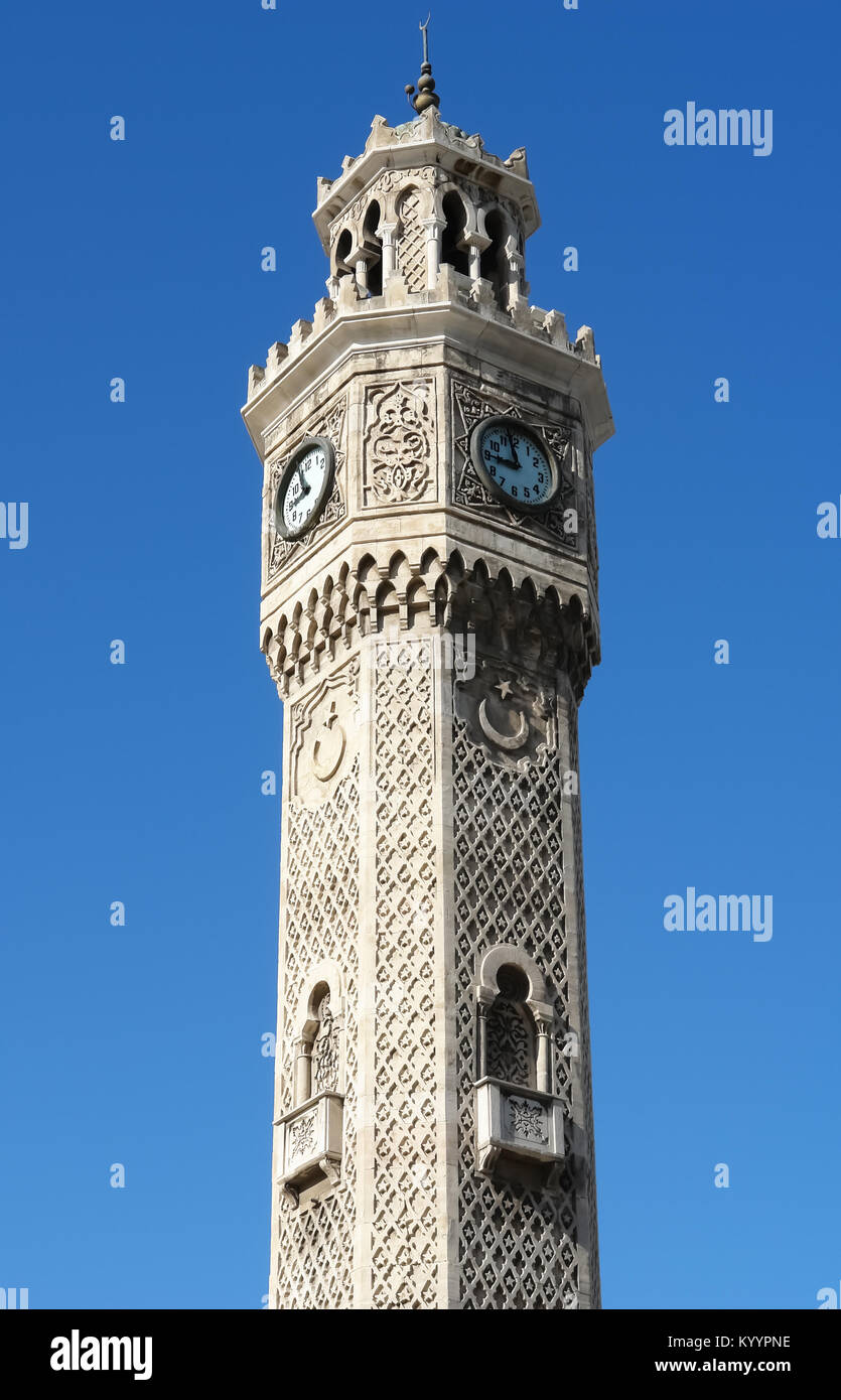Große, alte Uhr auf dem Uhrturm in der zentralen Konak Platz in Izmir, Türkei. Stockfoto