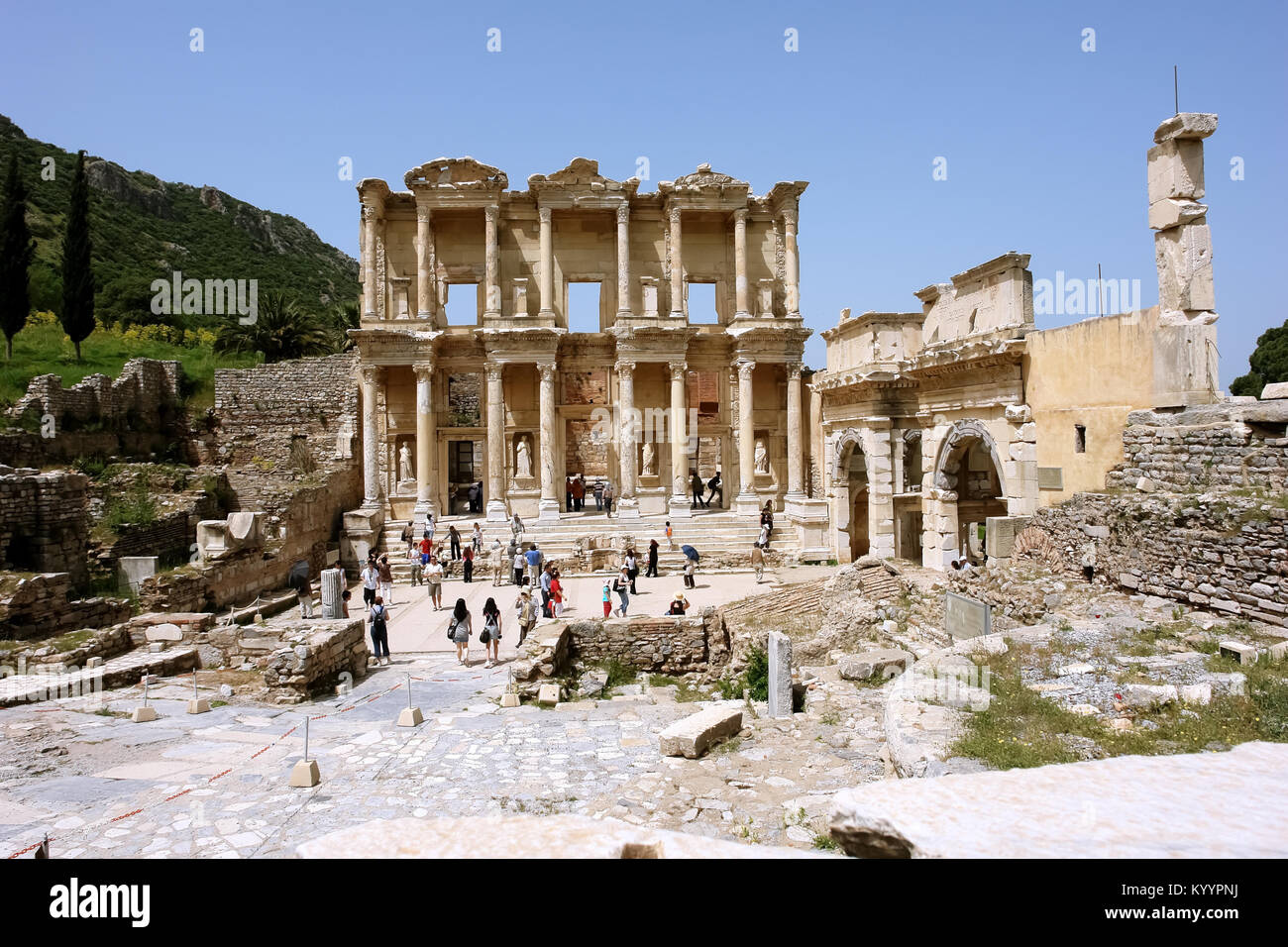 Selçuk, Türkei - 21 April, 2008: Blick auf die Ruinen des antiken Römischen Bibliothek des Kelsos in der antiken Stadt Ephesus. Stockfoto