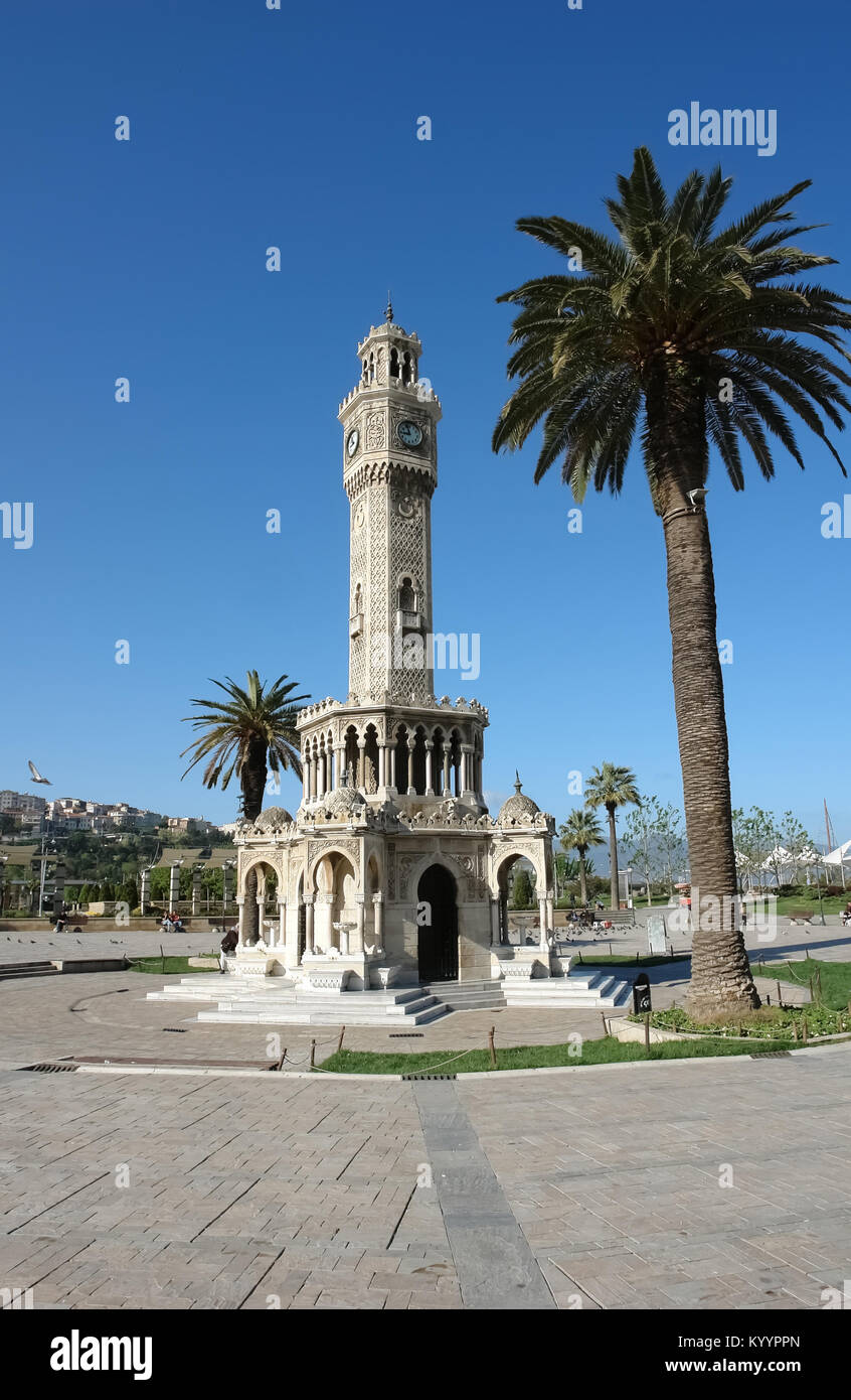 Izmir, Türkei - 22 April 2012: Saat Kulesi (Uhrturm) auf dem Hauptplatz von Konak in Izmir, Türkei. Saat Kulesi (Izmir Uhr Abschleppen Stockfoto
