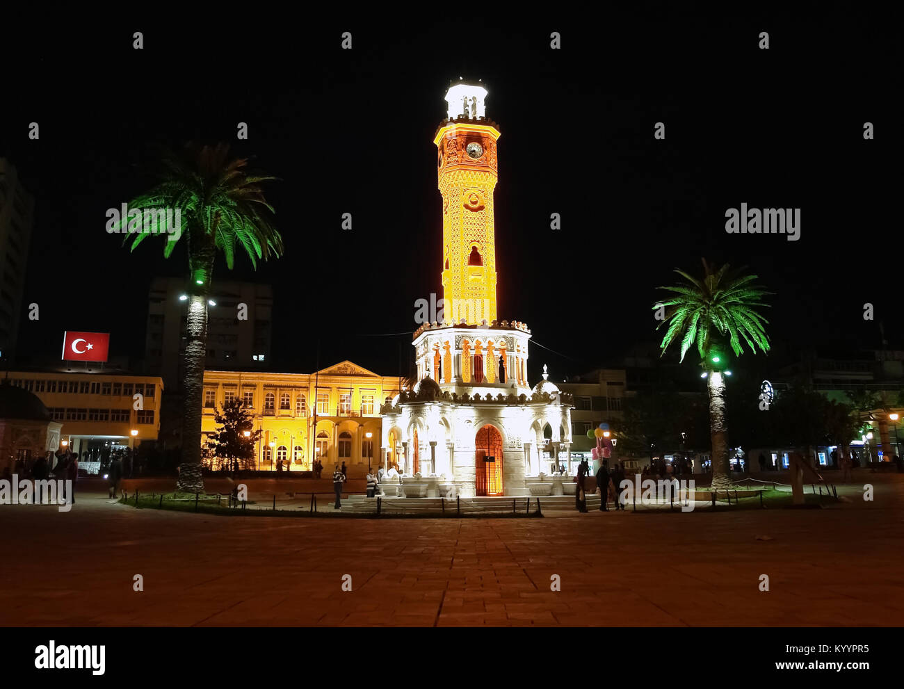 Izmir, Türkei - 24 April 2012: Der Uhrturm auf dem Hauptplatz in Konak in Izmir in der Nacht, in der Türkei. Saat Kulesi (Izmir Uhrturm) ist ein Sym Stockfoto