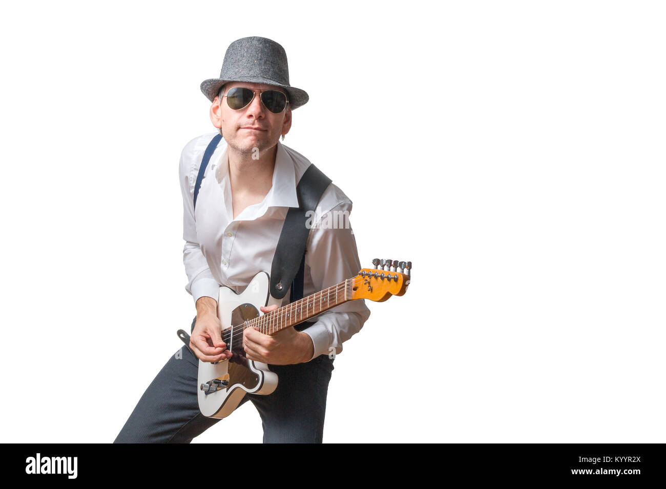 Mann mit Sonnenbrille und Hut spielt E-Gitarre Stockfoto