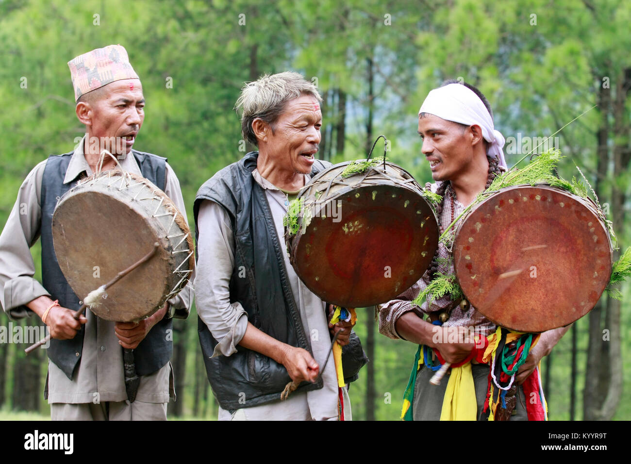 Schamanen singen und trommeln in Gosainkunda, Kavre, Nepal. Stockfoto