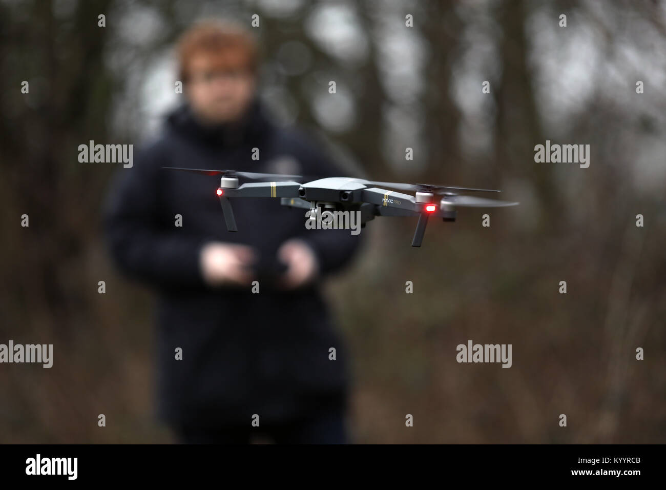 Bild zeigt: der Mann, der Fliegen eine Drohne. DJI Mavic Pro Quadcopter Drone 4K-Kamera, GPS-Positionierung, Bild von Gavin Rodgers/Pixel 8000 Stockfoto