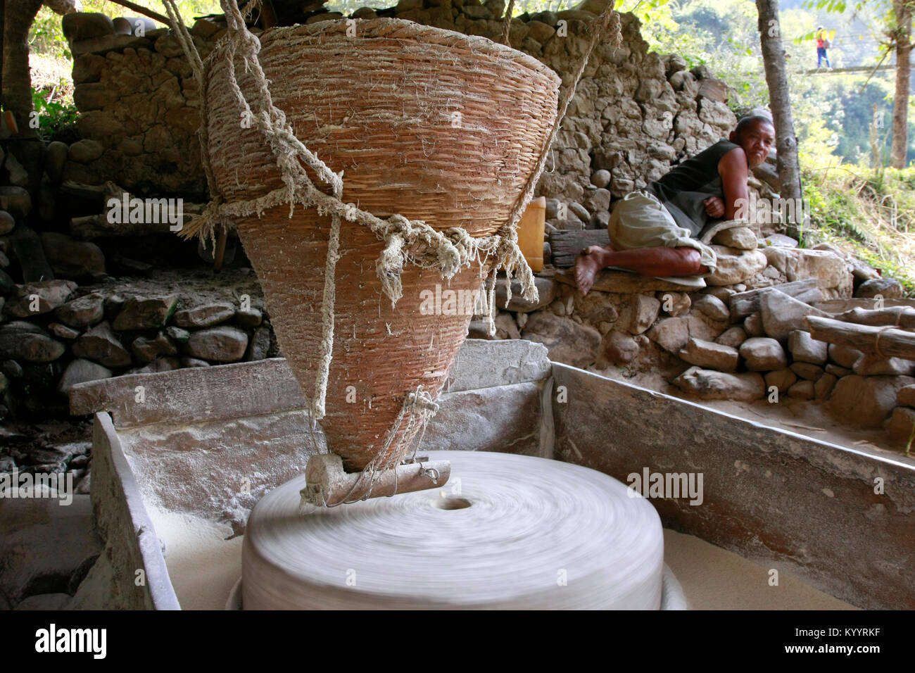 Mais Mahlen mit einer Wassermühle in Nepal zu Mehl. Stockfoto
