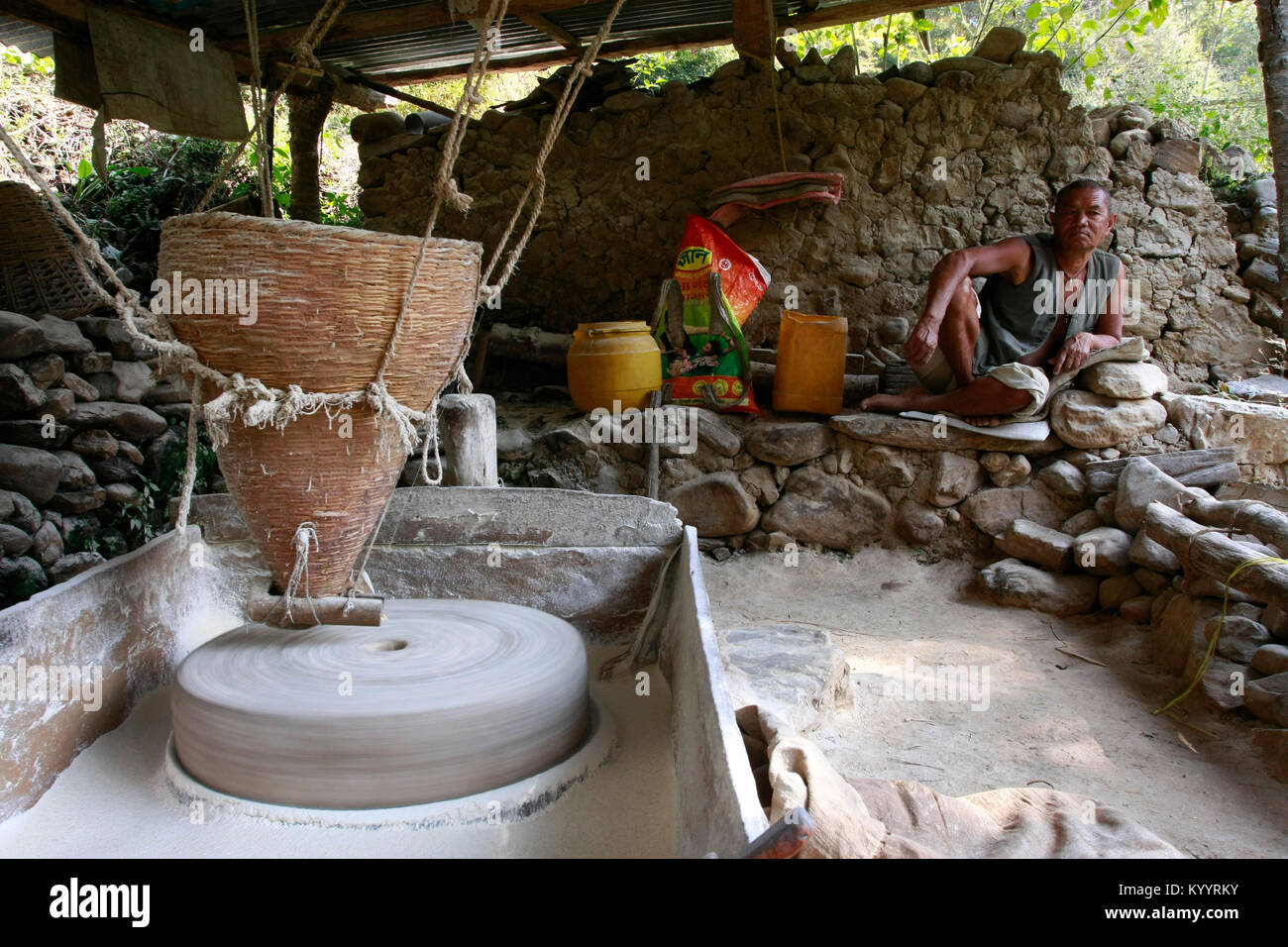 Mais Mahlen ein Mehl mit einer Wassermühle in Nepal zu machen. Stockfoto