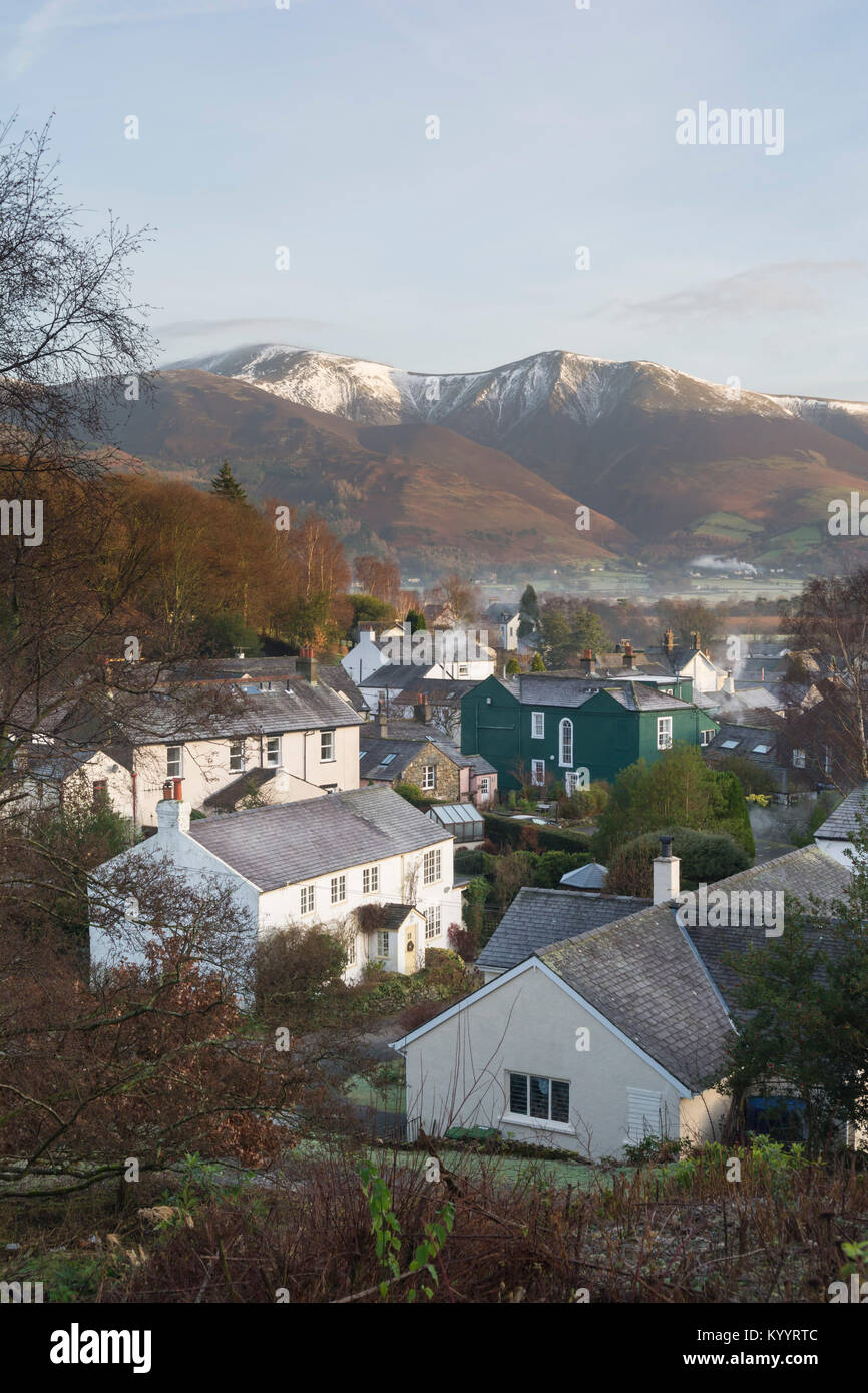 Winter Sonnenaufgang - Braithwaite Village - Lake District, Großbritannien Stockfoto
