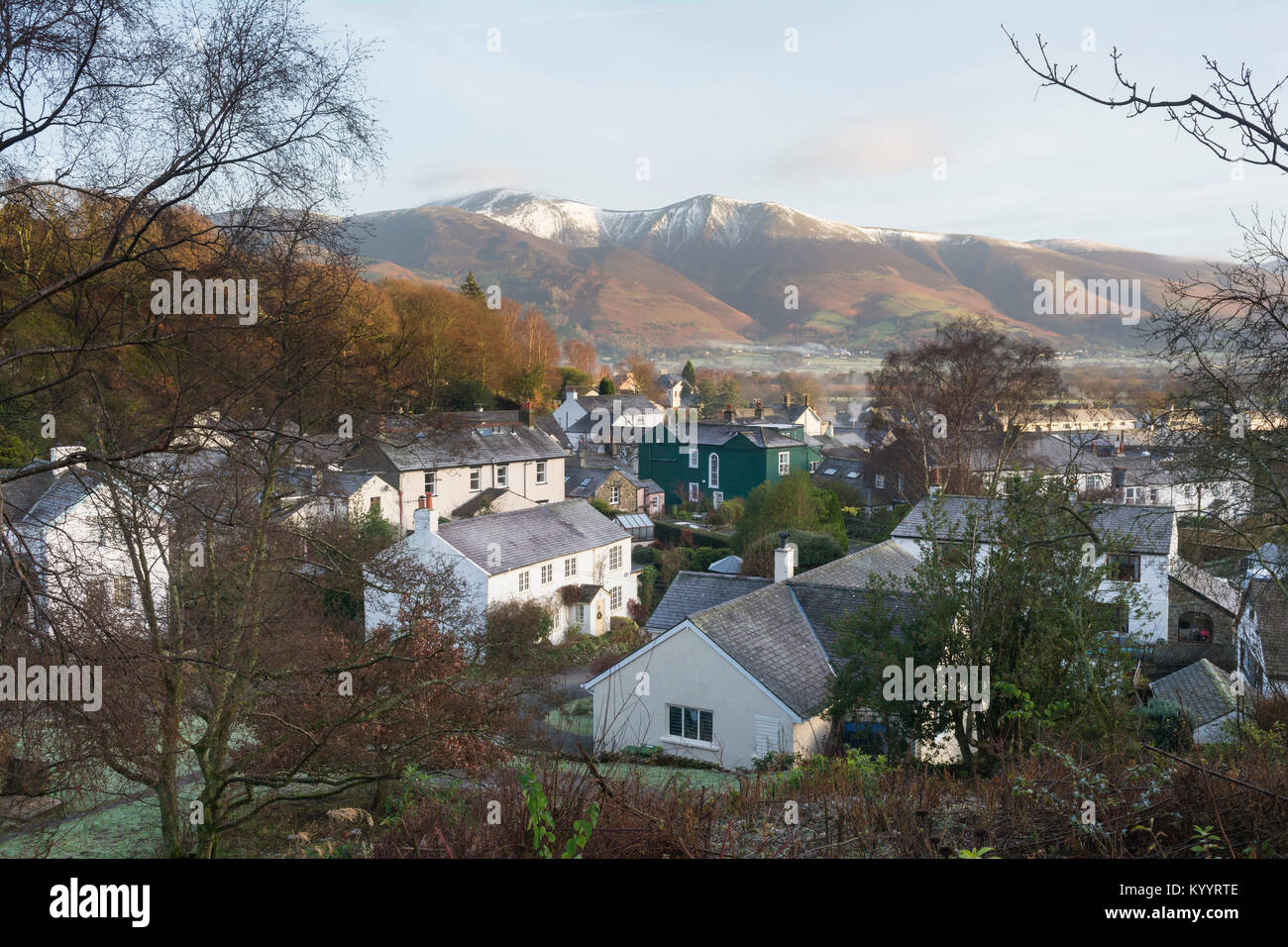 Winter Sonnenaufgang - Braithwaite Village - Lake District, Großbritannien Stockfoto