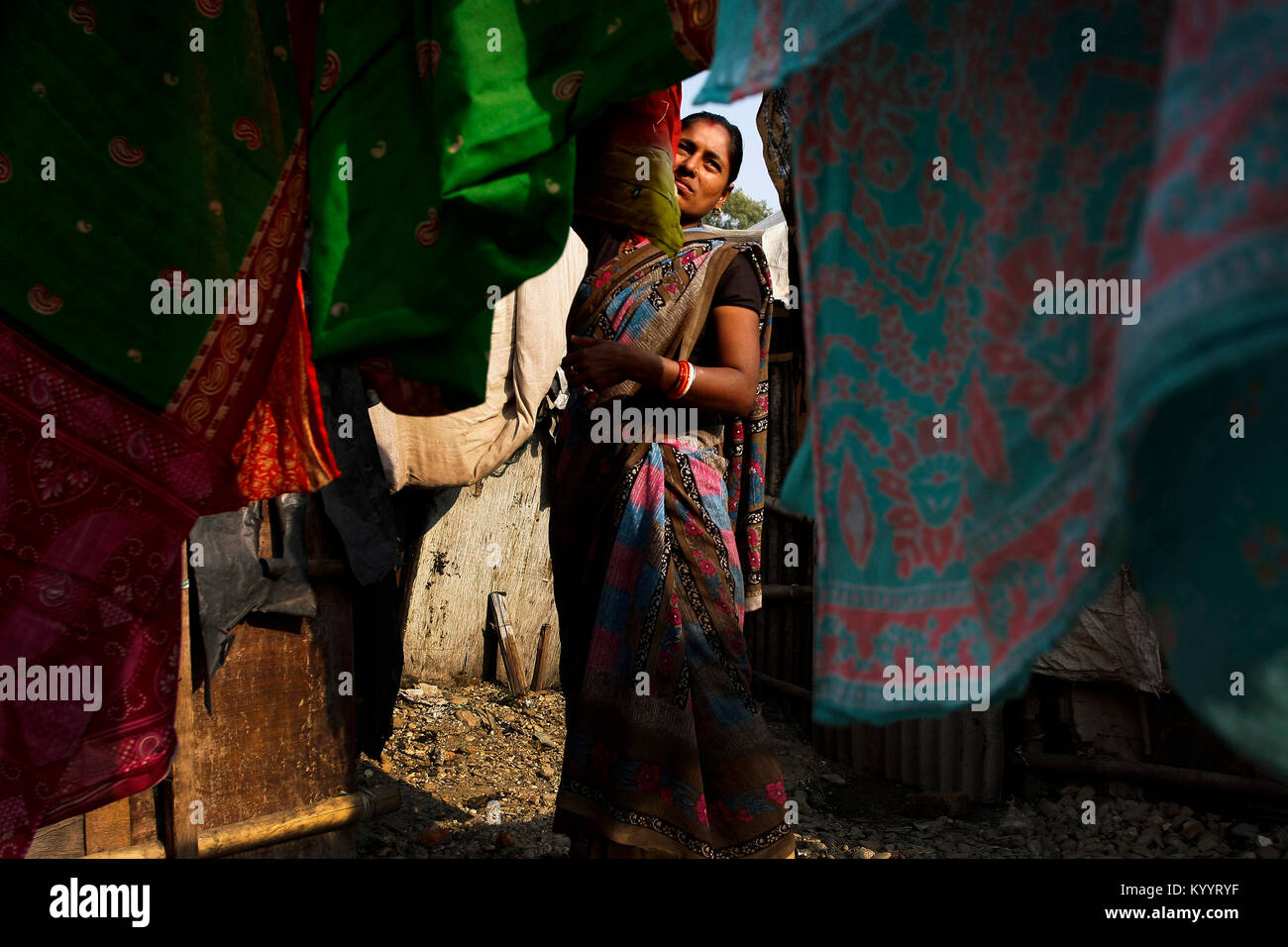 Radha Choudhary Trocknen von Kleidung. Sie ist ursprünglich von Madhuban Koshi. Nach Hochwasser in Janakpur fegte ihr Haus und ihre Familie Land migriert mehrere Pa Stockfoto