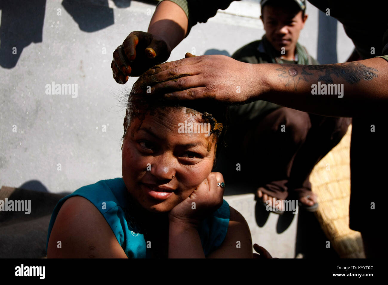 Gayanu Magar wird Haar - durch ihren Ehemann an Thapathali in Kathmandu gefärbt. Ihre Familie zog nach Kathmandu für bessere Arbeit Gelegenheit und endlich e Stockfoto
