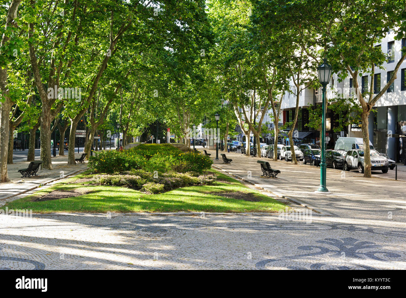 Den Bürgersteig geschützt durch Bäume auf der Avenida da Liberdade, Lissabon, Portugal Stockfoto