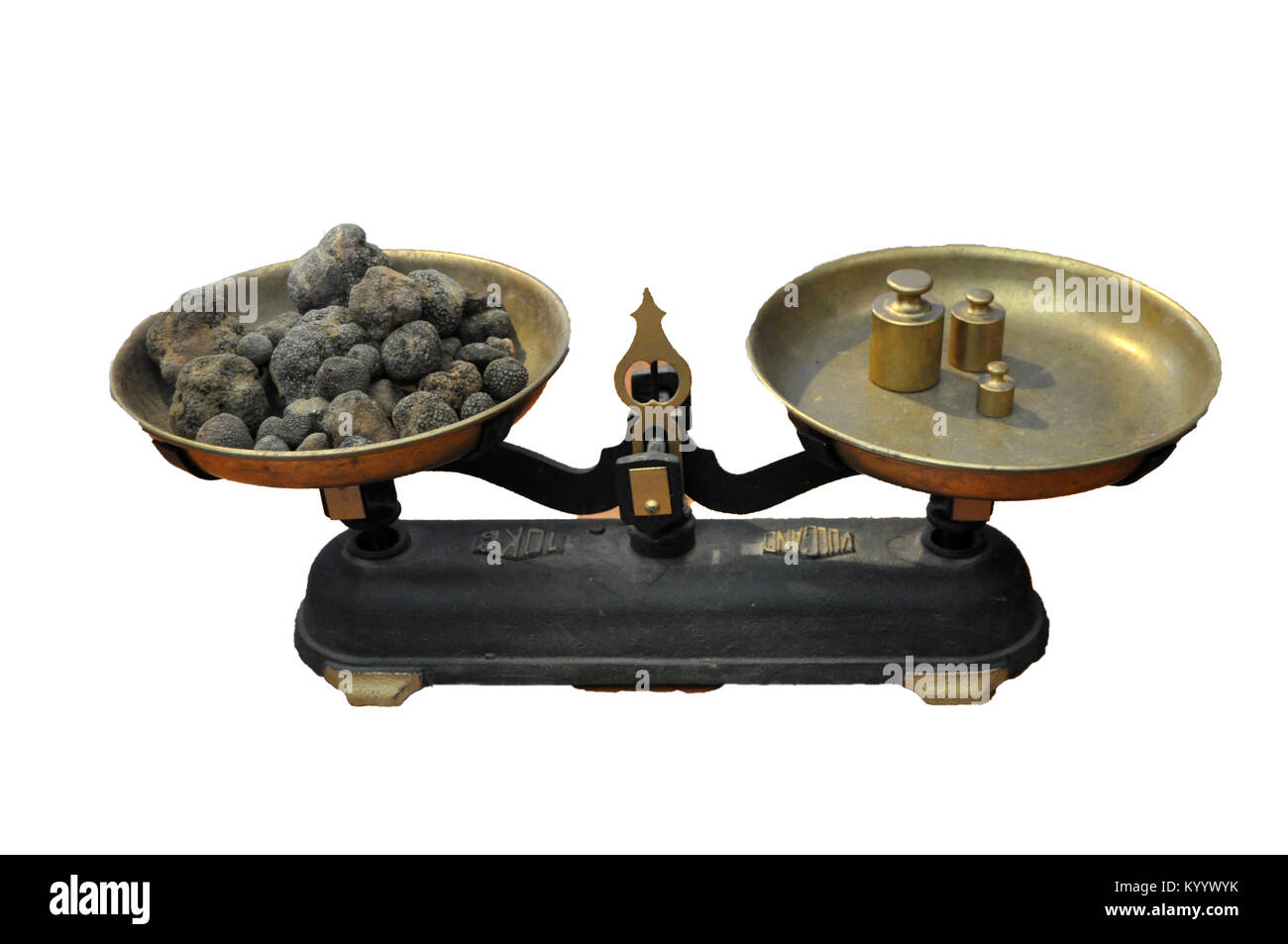 Einige schwarze Trüffeln auf den Jahrgang Waagen, gesehen von oben (Tuber Melanosporum), Teruel, Spanien weißer Hintergrund Stockfoto