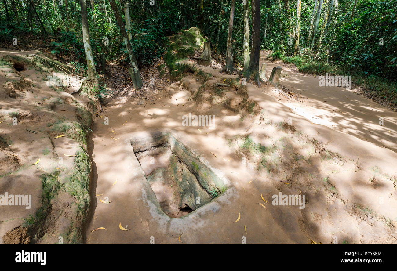 Eingang zu einem Tunnel in den ikonischen Cu Chi Tunnel Netzwerk, Viet