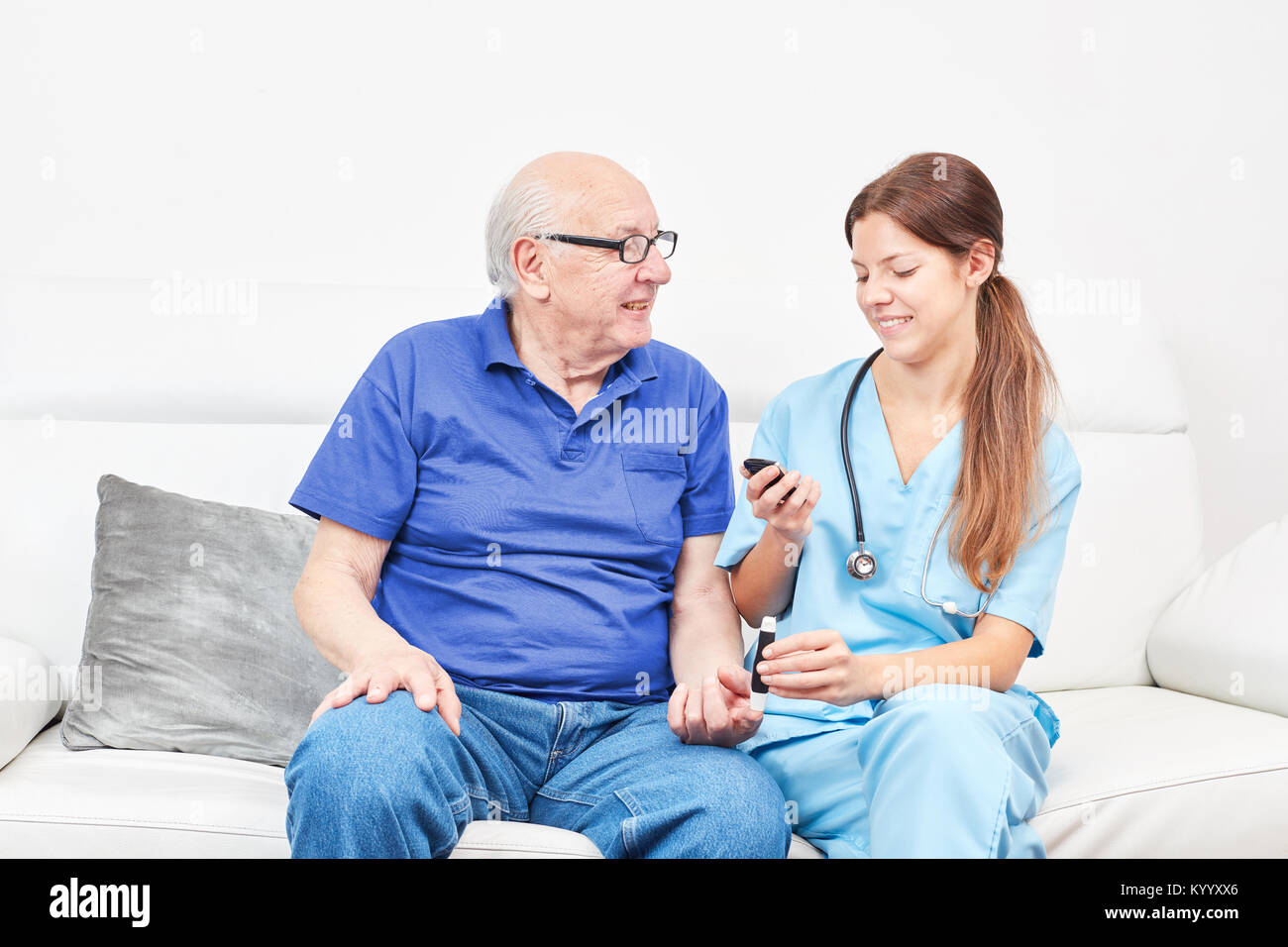 Krankenschwester in der Blutzucker messen mit alten Menschen im Pflegeheim Stockfoto