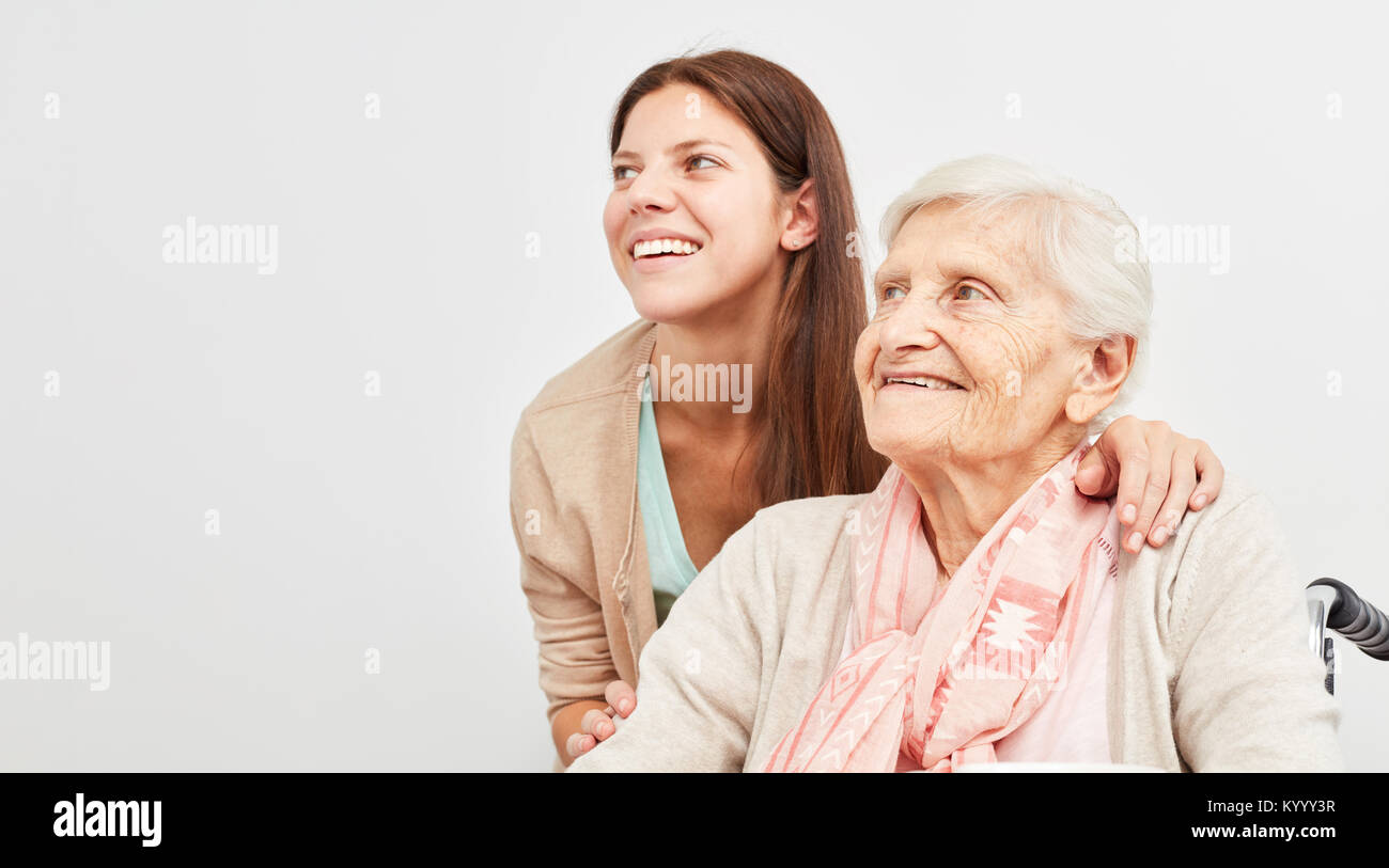 Junge Frau und der ältere Frau, lächeln und hoffnungsvoll in die Zukunft blicken Stockfoto