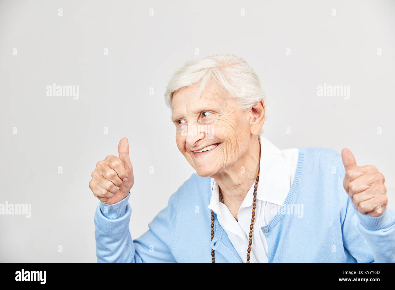 Alte Frau Daumen hoch als Symbol für Vitalität und Optimismus Stockfoto