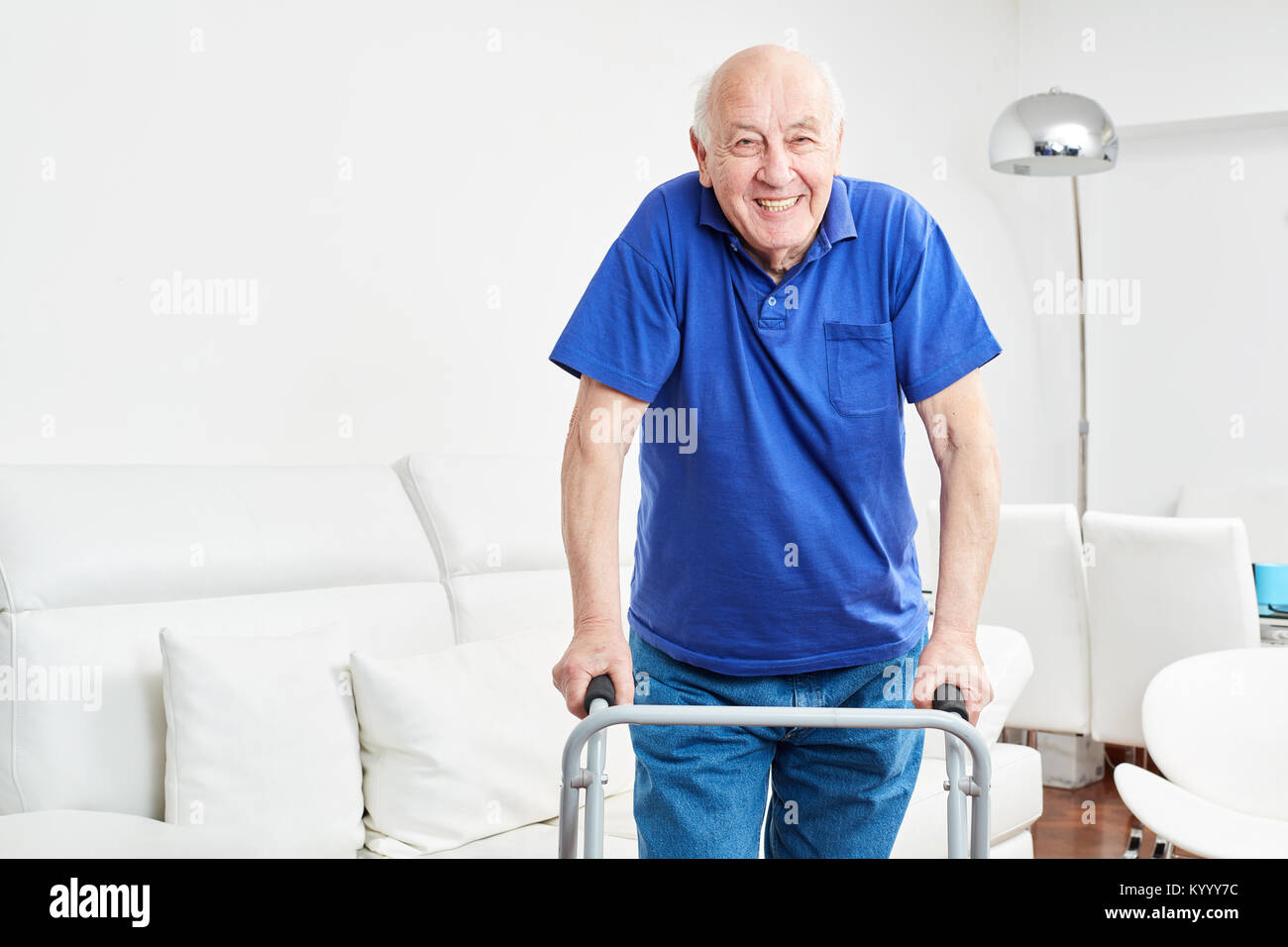 Senior im rehab lernt Laufen mit Walker und lächelt optimistisch Stockfoto