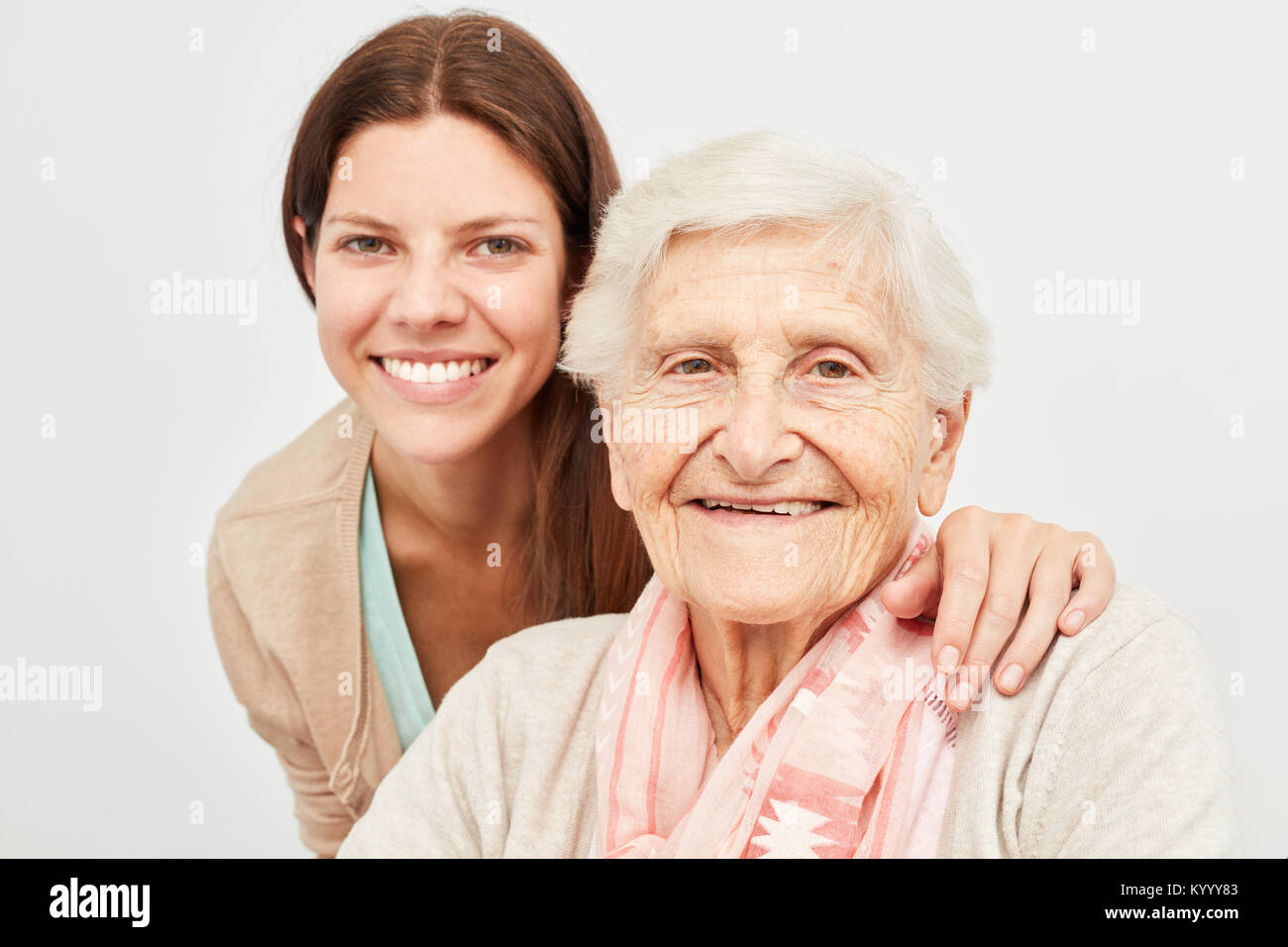Junge Betreuer oder ein Mädchen als Enkelin zusammen mit gerne ältere Frau Stockfoto