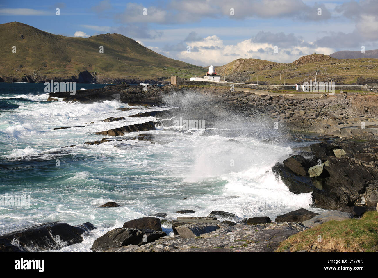 Atlantic Storm Wellen, die auf der irischen Küste, wilden Atlantik, County Kerry, Irland Stockfoto