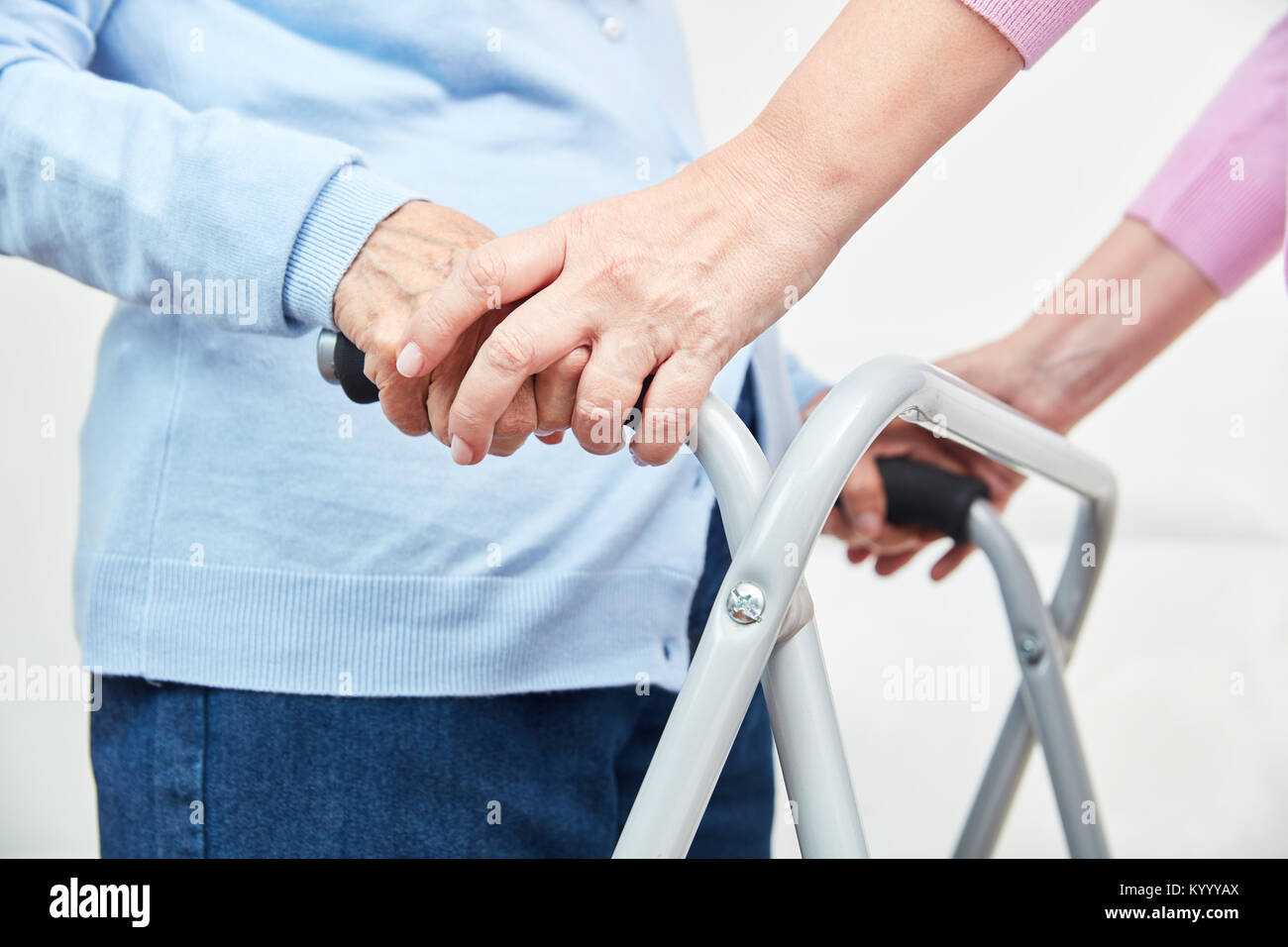 Hände von einer älteren Frau in der Reha an der Walker in der Physiotherapie Stockfoto