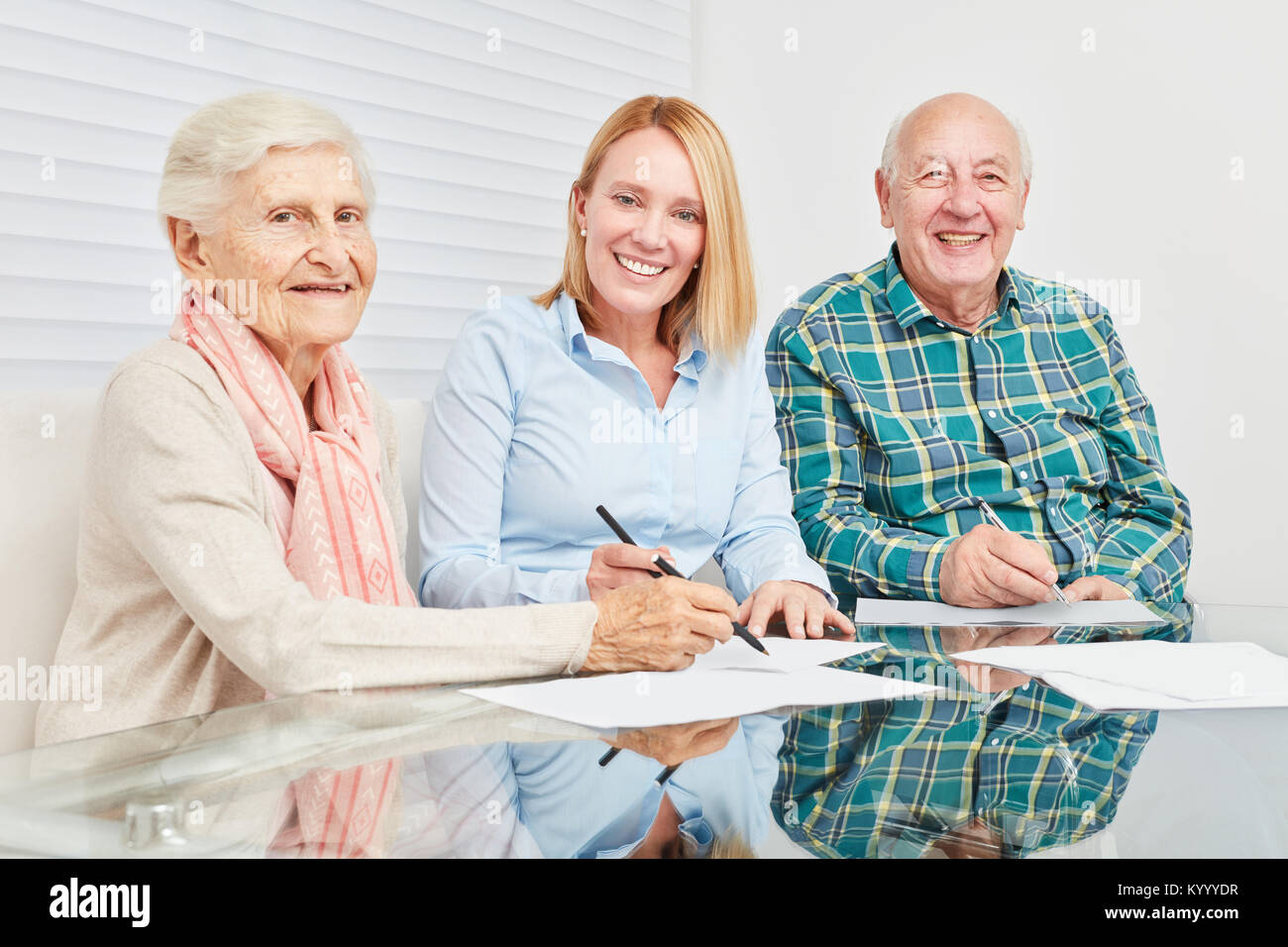 Senior Paar mit Vertrag vom Berater auf Home Finanzen Stockfoto