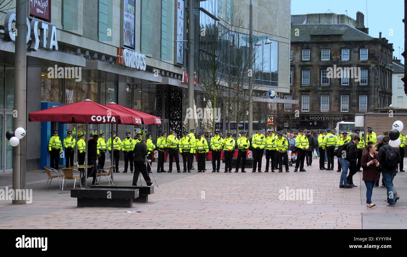 Polizeipräsenz in die Teilnahme an der Demonstration gegen die Schottische Defence League und die Bnp, die von den Jungen Sozialisten beide Seiten auseinander zu halten. Stockfoto