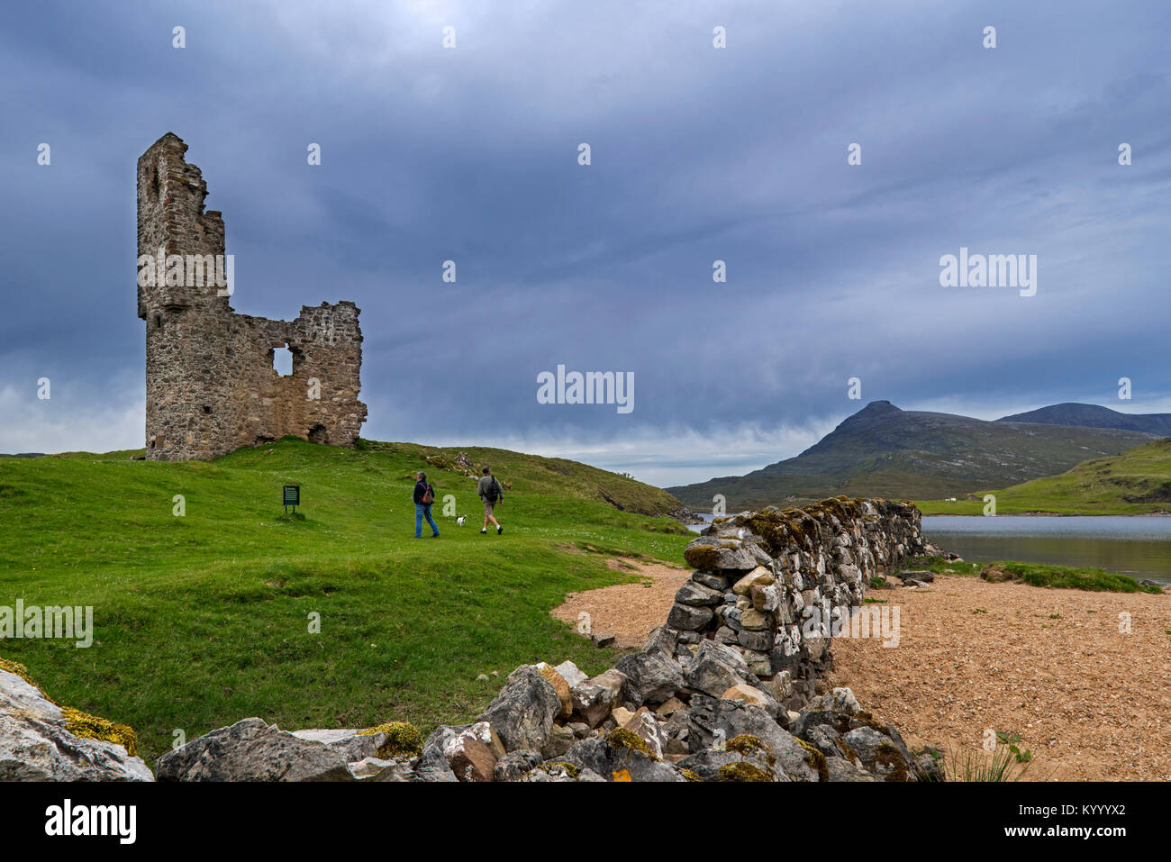 Touristen, die aus dem 16. Jahrhundert Ardvreck Burgruine am Loch Assynt in den schottischen Highlands, Sutherland, Schottland, Großbritannien Stockfoto