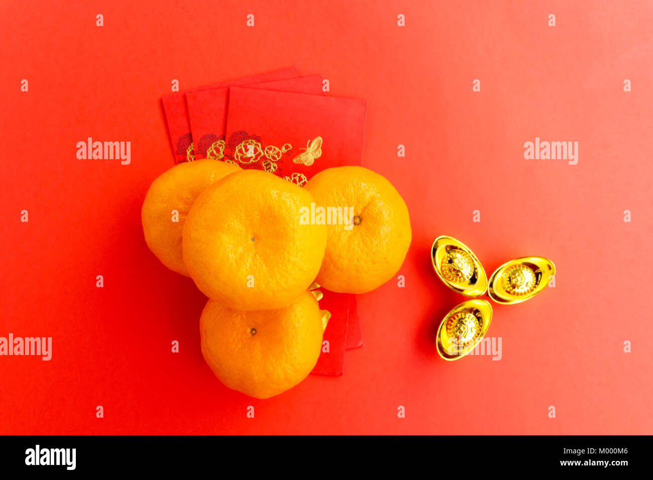 Das chinesische Neujahr Hintergrund Konzept - Chinesisches Neujahr Hintergrund Ornamente, Mandarin Orange, rote Umschläge und Gold Ingots Stockfoto