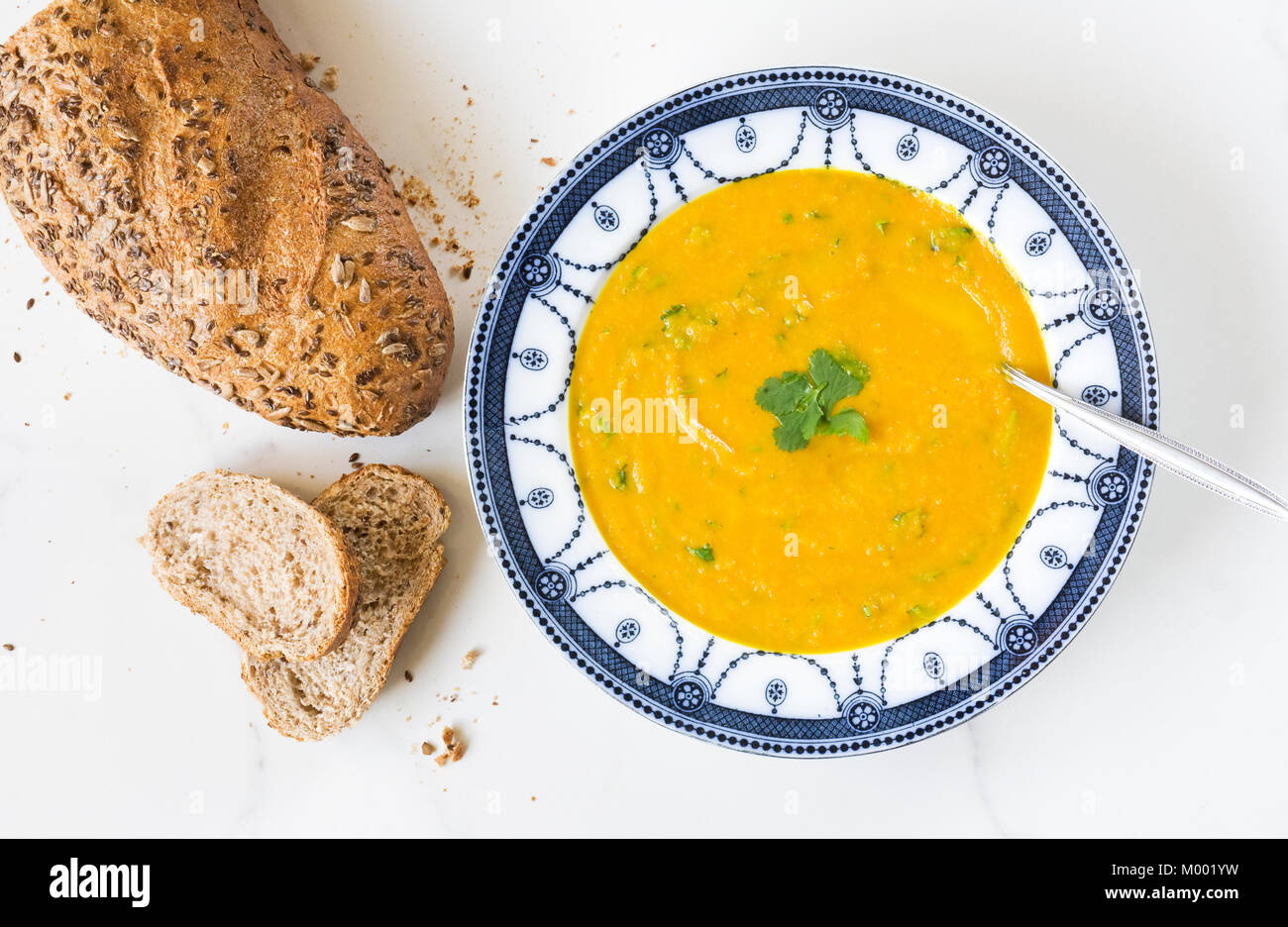 Hausgemachte Bio Karotten, Koriander und Ingwer Suppe mit Vollkornbrot. Stockfoto